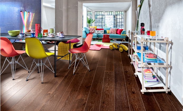 Паркетная доска Kahrs Новая классика Дуб Черный Nouveau Black 151L8AEK1JKW240 Lively 2420×187×15 фото в интерьере Паркетная доска Kahrs Новая классика Дуб Черный Nouveau Black 151L8AEK1JKW240 Lively 2420×187×15 фото в интерьере